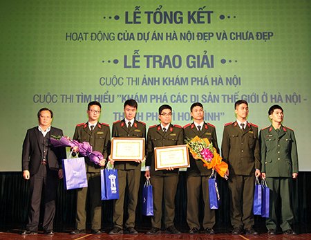 Phó Giám đốc Sở VHTTDL Hà Nội Phạm Khắc Lợi trao giải Nhất cho hai nhóm  tác giả: nhóm Thắp lửa (Học viện An ninh nhân dân) và nhóm Hoài bão tuổi trẻ (C500)